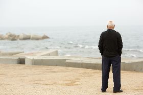 屢遭歧視 69歲翁要求改成49歲 一狀告上法院