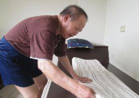 【我沒有家】家暴後遭棄養...這個老憨兒僅靠撿菜市場剩食、行乞過生活