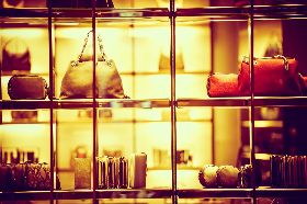 會計掏空2.3億狂掃800名牌包　法官判陪1.7億元