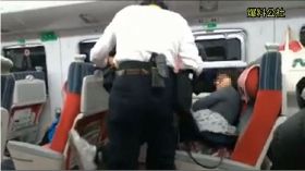 普悠瑪上大聲聽佛經遭勸阻　她竟狠踹列車長3腳