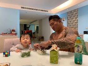 鐵漢柔情！卸下鏡頭前怒譙形象 館長五點起床餵孩子