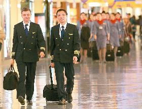 禁用外籍機師僵持 華航勞資今再戰