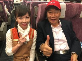 合照險害高鐵正妹服務員受罰 郭台銘臉書致歉