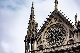 馬克宏將發起國際募款重建聖母院 法富豪慷慨捐出1億歐元