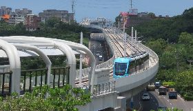 才營運半年！淡水輕軌被爆椅子破、車廂「下小雨」