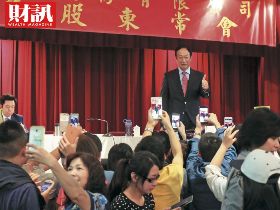 鴻海45年最大難關》 股價未達200元 郭台銘任性交棒