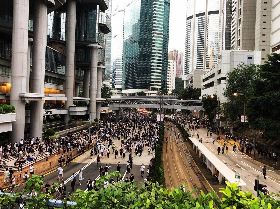 現場直擊／催淚瓦斯下9成都是年輕人 吶喊「自己救自己」