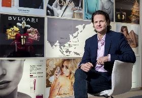 新加坡香水代理大王為何要在台灣賣眼鏡？