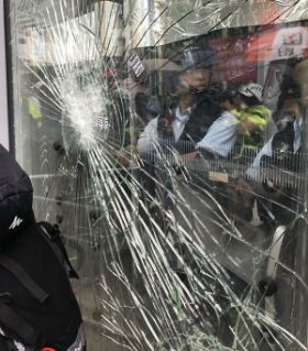 七一遊行前衝突再起！示威者鐵籠車撞爆立法會玻璃門