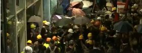 香港反送中群眾衝進立法會 午夜港警催淚彈清場 人潮漸散去
