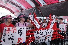 空服員苦行凌晨啟程！前往總統府爭尊嚴 「大螃蟹」全程隨行