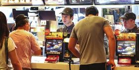 基本工資估3％漲定了！政方與學者都傾向月薪調至2萬3,800元、時薪為155元