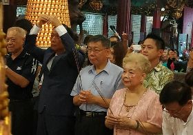 郭、柯合體參拜新竹城隍廟 「中秋起義」加溫