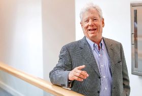 不掉書袋的美國「老白男」  摘諾貝爾經濟學獎 利誘人性  他用「不當研究」撼動國策