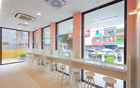 不貼海報、冰箱變矮、一人餐桌！7-11 新店型長這樣，為什麼？