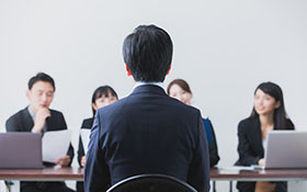 第一份工作，該選大公司或是小公司？獵才顧問教你面試時該注意的幾件事