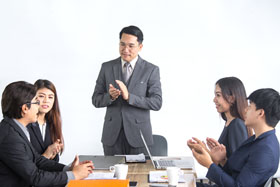 請育嬰假2年、不進辦公室開會，為何還能升官又加薪？實力強的人永遠有特權可享