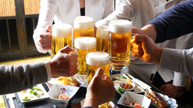 前輩的酒杯空了是你的罪過、自己喝的酒不能自己倒...日本居酒屋的菜鳥觀察