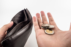 沒錢印訃聞，公司只肯給兩天喪假...貧窮的羞辱，才讓年輕人喪志