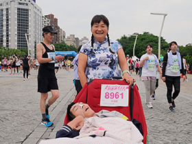 被醫生宣判只能活20歲 她帶腦麻兒跑遍全台240場路跑賽事 鋼鐵媽媽：「要當他雙腳，看全世界風景」