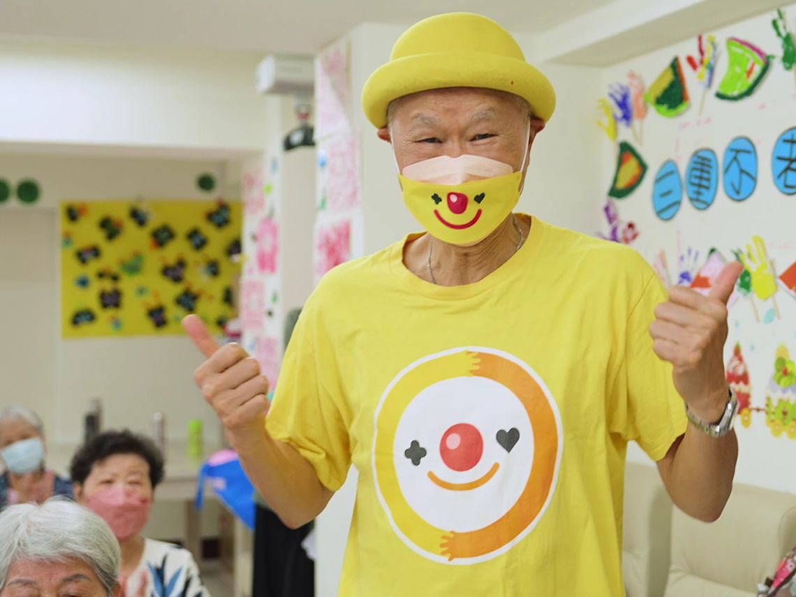 科技業副總退休當「小丑」？ 為阿公阿嬤帶來笑容的蛋黃哥：「退休不是終點，能開始做自己想要的事！」