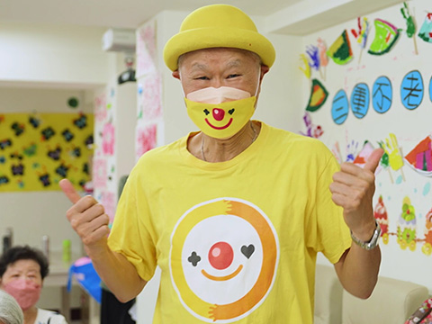 科技業副總退休當「小丑」？ 為阿公阿嬤帶來笑容的蛋黃哥：「退休不是終點，能開始做自己想要的事！」
