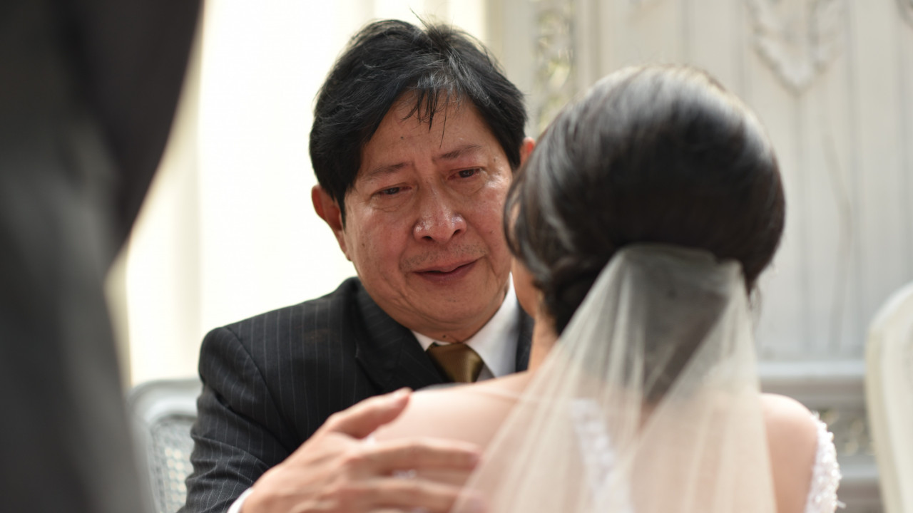 才披婚紗走上紅毯 新婚女兒被逼簽遺產拋棄繼承 收爸爸百萬紅包頓悟 我要的是愛不是錢 幸福熟齡