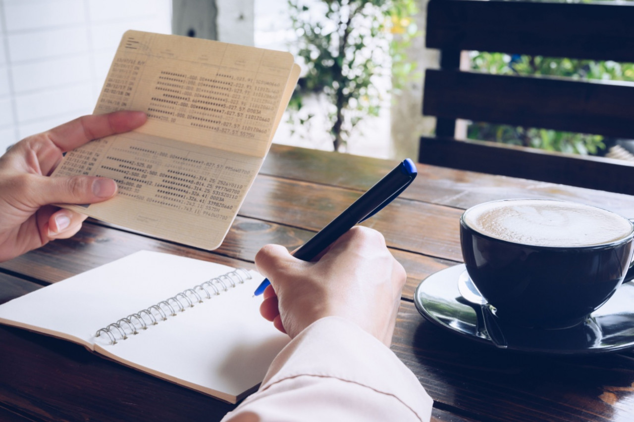 精選熱文》50歲還清房貸、資產3千萬，為何還無法退休？專家揭理財漏洞：64歲存款見底、窮得只剩一間房