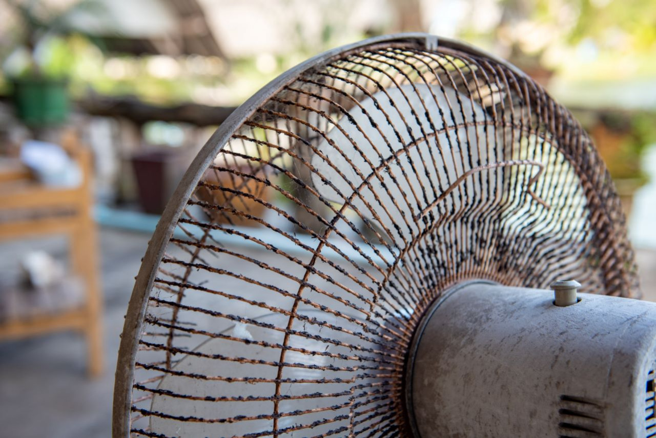 大掃除丟掉一台壞風扇，爸媽竟氣到徹夜未眠…心理師點3關鍵：讓「斷 捨離」不再變親子戰場