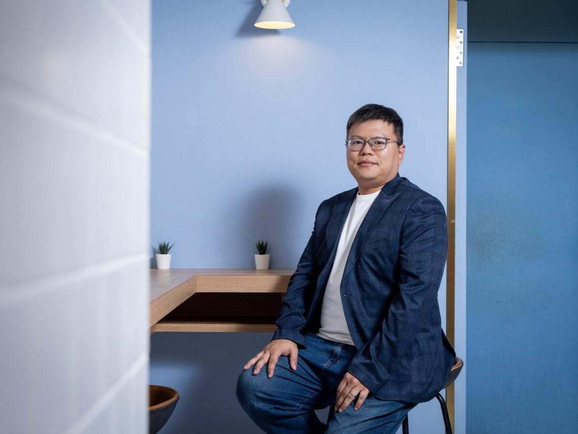 曾為癱瘓嬤把屎把尿、又顧洗腎失智母，他脫醫師袍投身居家照護：設止損點，別讓照顧拖垮人生