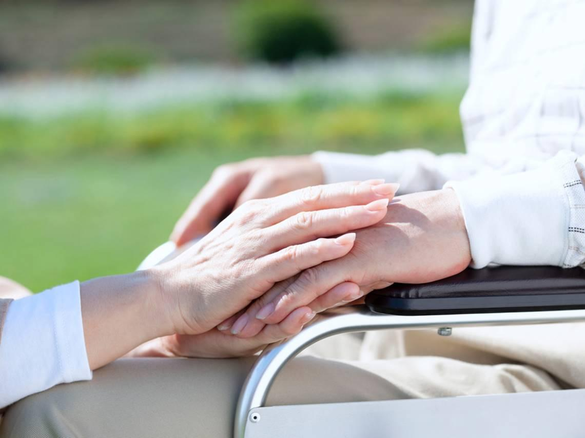 月花2萬多請外籍看護「貴又沒隱私」？她長照80歲中風母，一次浴室跌倒才發現「政府長照5大服務」：不必再獨撐