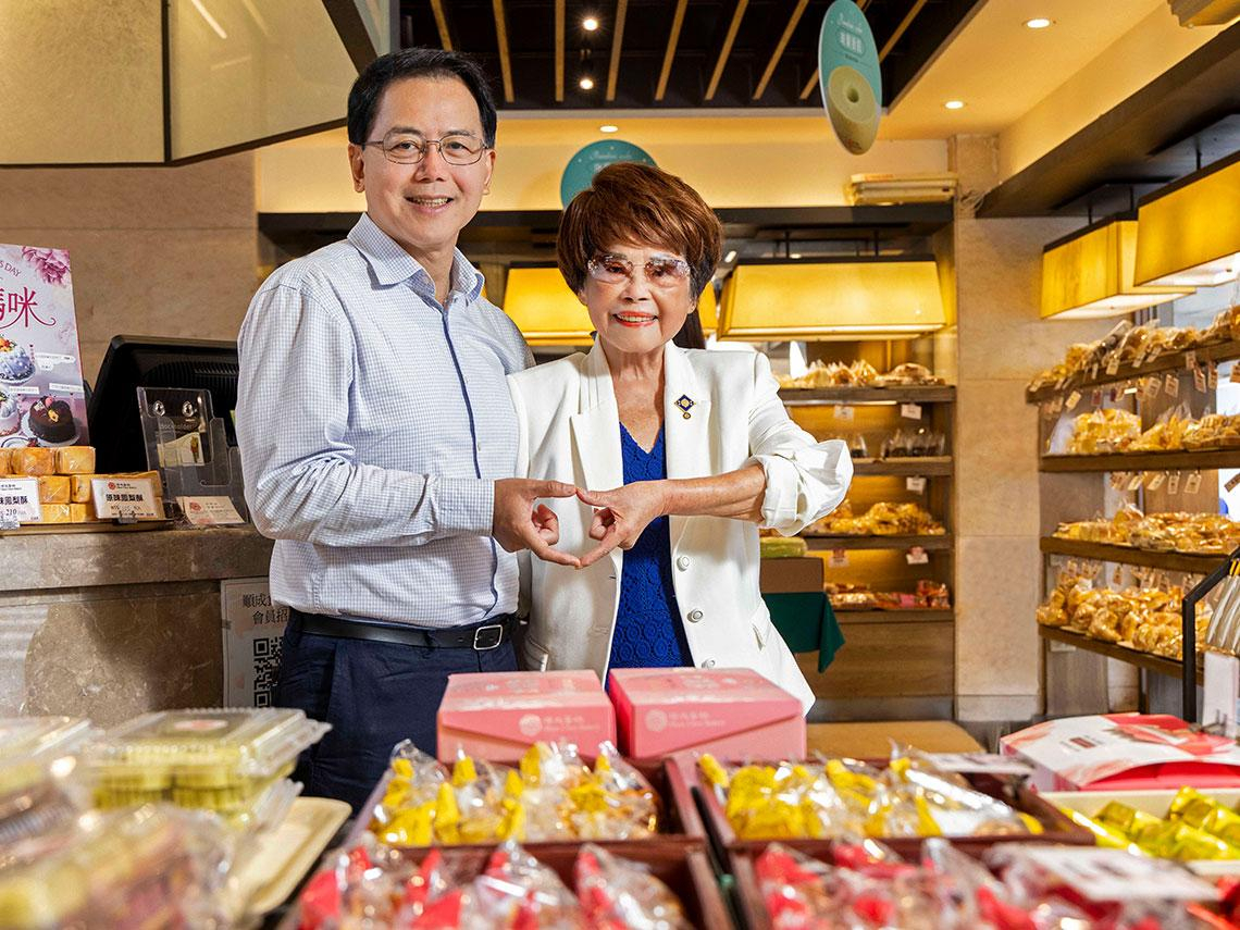 棄核能工程師飯碗，回台接手媽媽的雜貨店！他陪90歲母拼出4億蛋糕王國：父母辛苦給自由，我就該報答