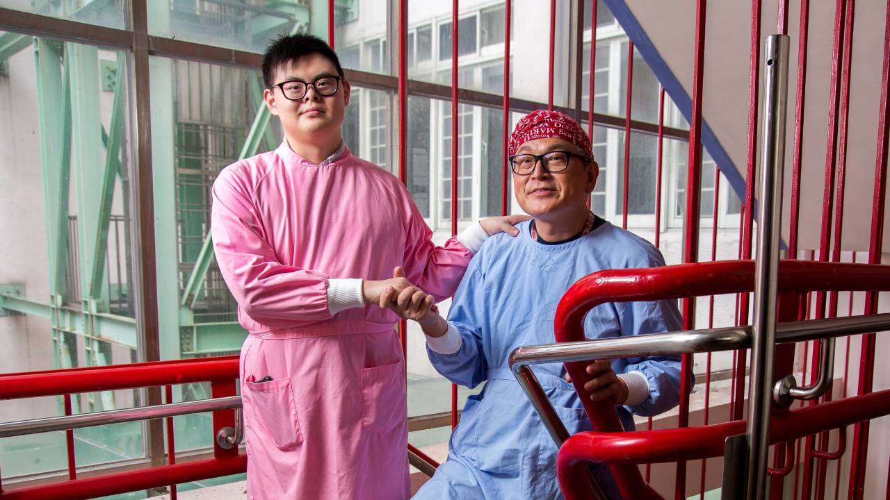 火爆歹囝仔 變 俠醫 義診看牙黃明裕心底最軟的那塊被觸動 全因唐氏症獨子 幸福熟齡 火爆歹囝仔 變 俠醫 義診看牙黃明裕心底最軟的那塊被觸動 全因唐氏症獨子 幸福熟齡