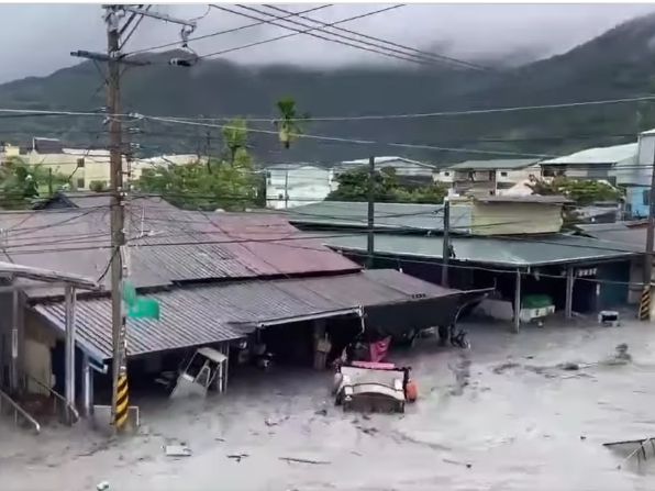 馬太鞍溪橋，堰塞湖潰堤