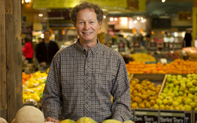 成功者都是灰色的！他賣有機食物、對員工慷慨  而Amazon用137億美元買下他的公司