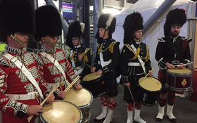 在夜半寒風中見證愛丁堡軍樂演出盛況