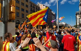 加泰隆尼亞的獨立夢：血濺投票所也要完成公投