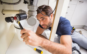 週休二日、年薪870萬  這位水電工薪資大勝英國首相