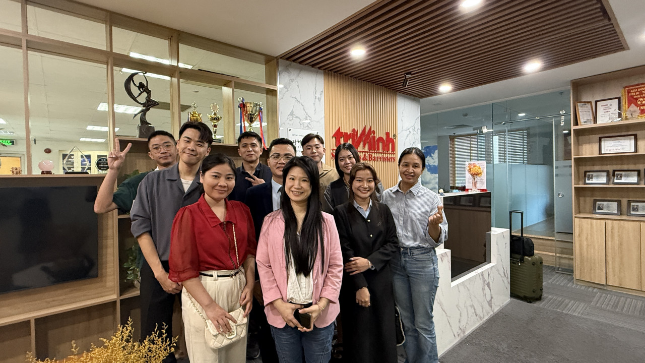 2025 年唐美娟總經理帶領兩家台灣中小企業前往越南胡志明市／河內考察，參訪當地製造與通路企業