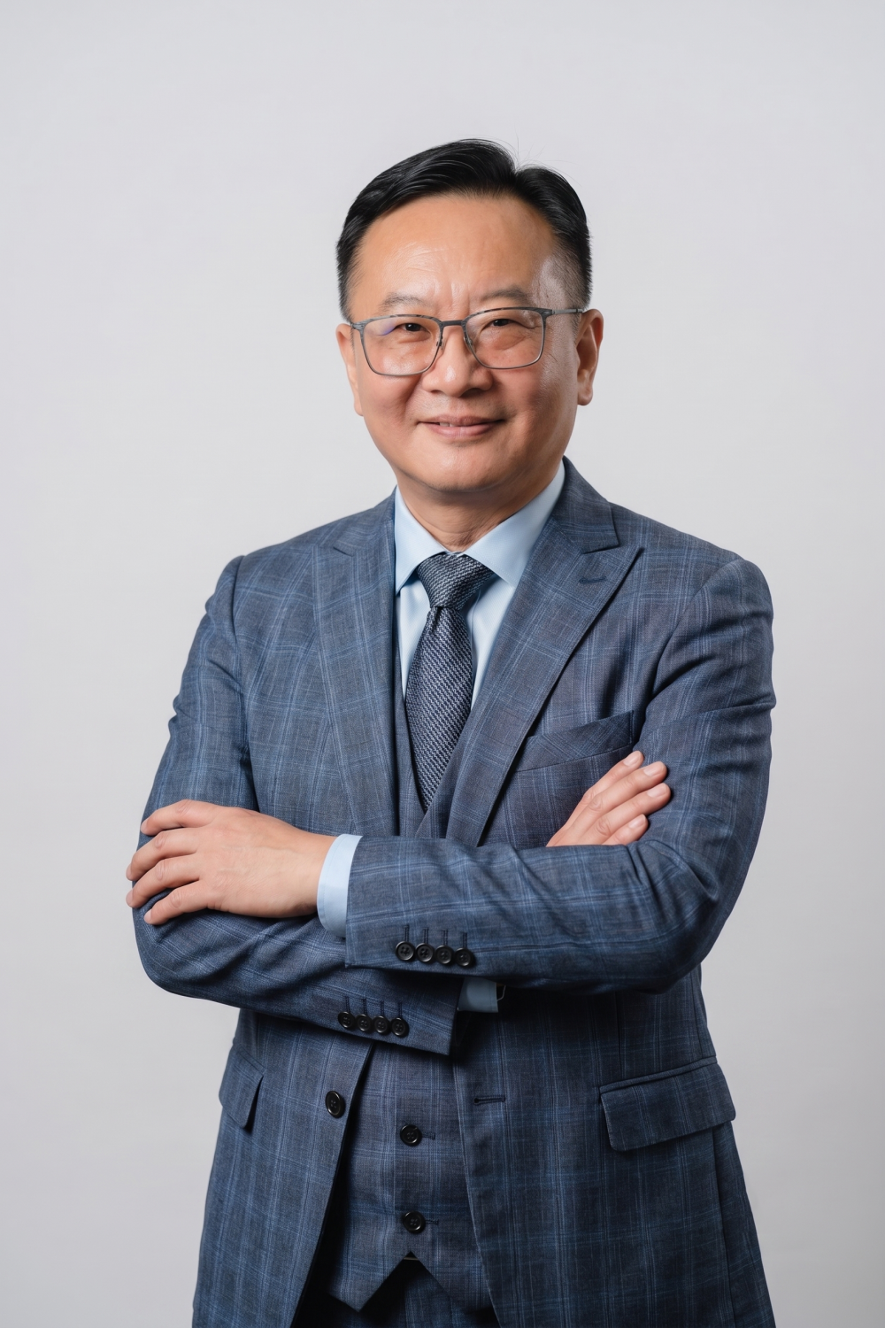 被許多企業主尊稱為「商業教父」的徐壽鴻，將「到全世界去賺錢」從早年的一本書，轉化為今日協助台灣中小企業走向國際的長期使命。