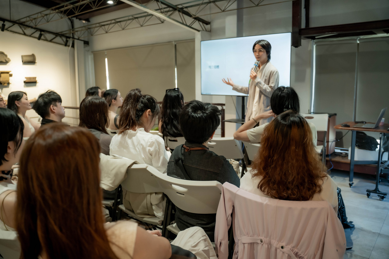 賀天行被業內譽為「創作者導師」，時常舉辦創作者相關的專題活動，專精於協助創作者發揮最大的價值、解決流量與變現商業模式的問題。