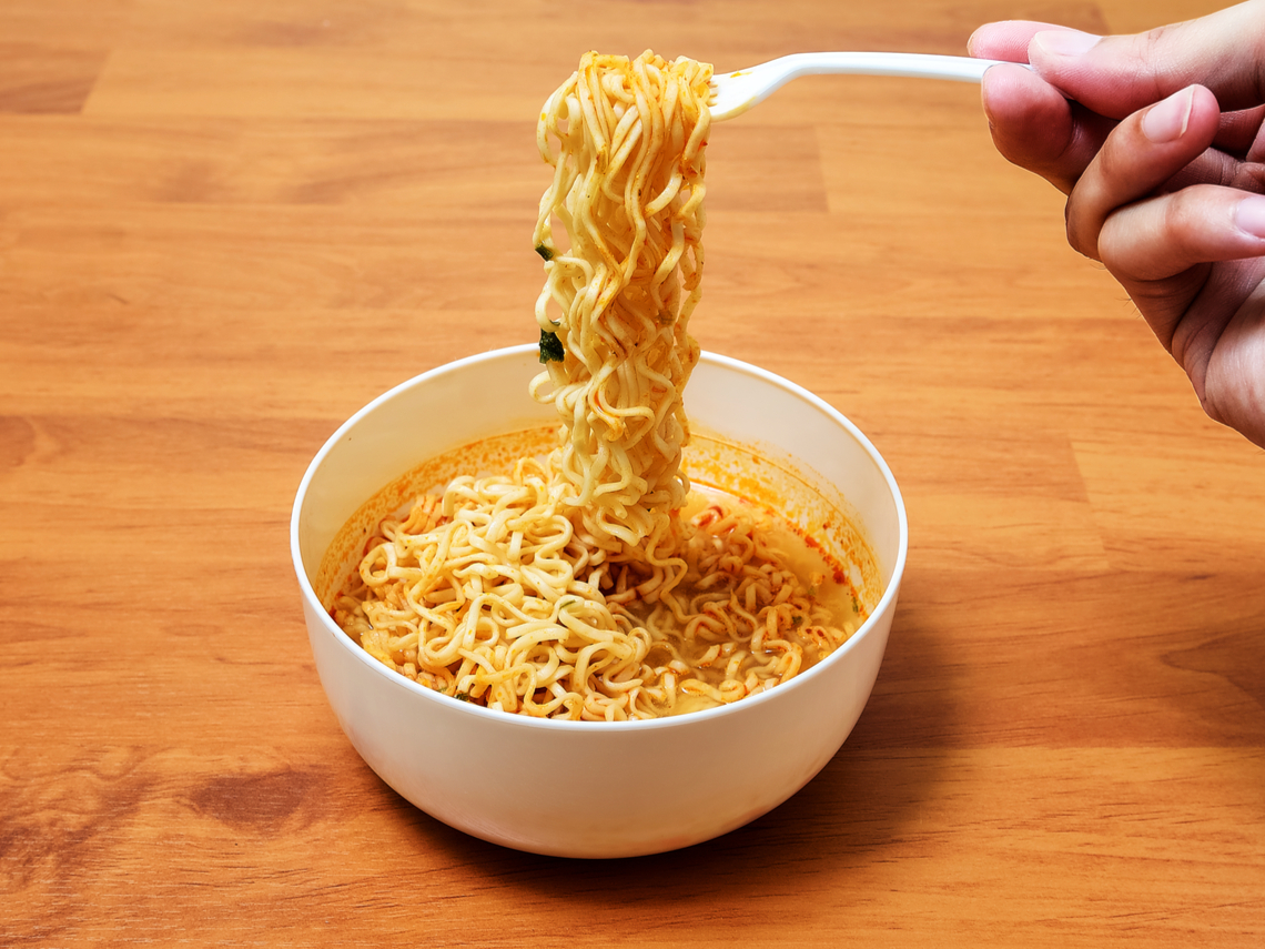 吃泡麵喝「這飲料」 竟腹痛到暈倒 　醫師：這種搭配簡直不要命！
