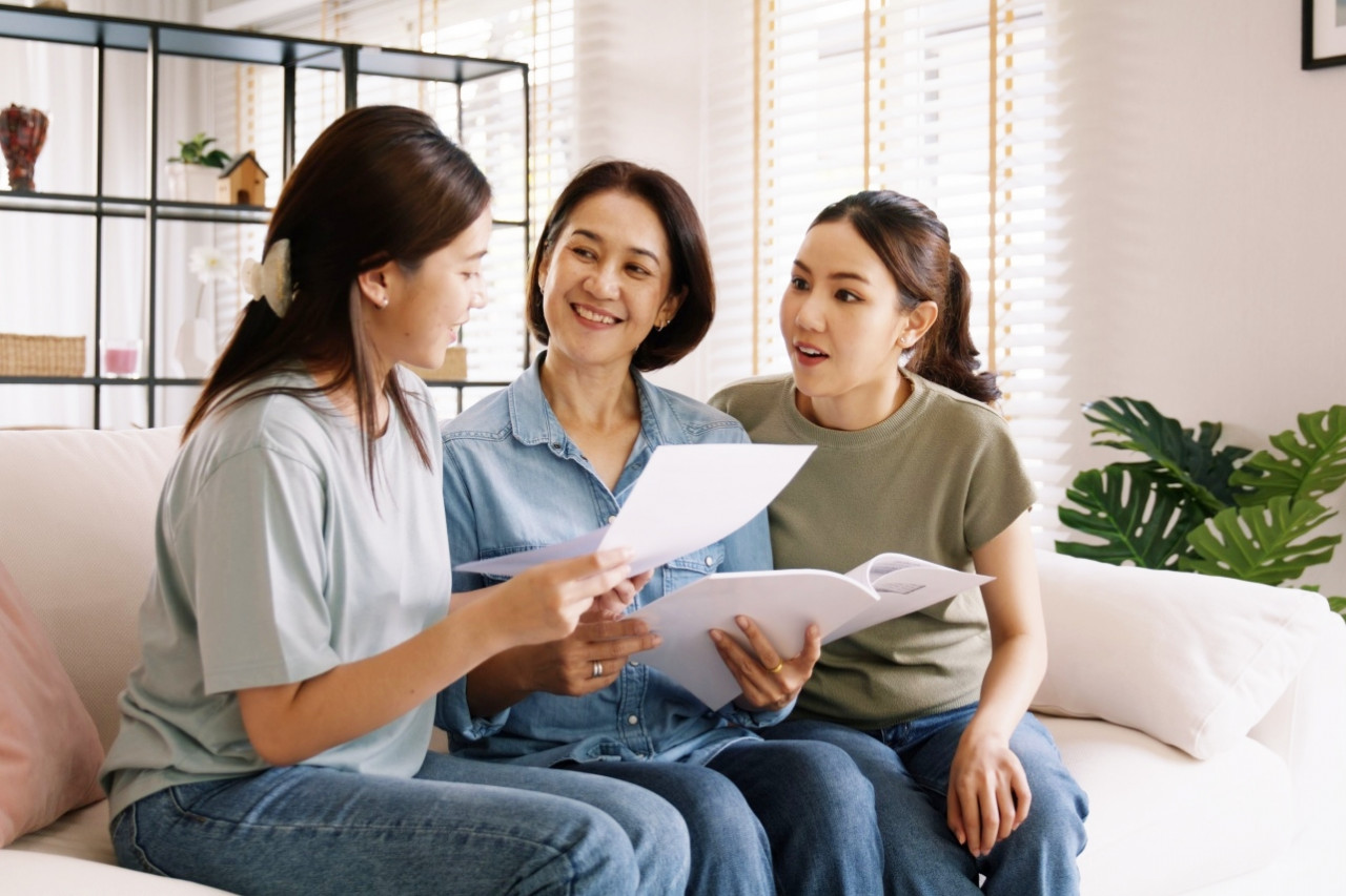 中年父母必學：為何要把手機費、保單「丟還」給孩子？理財從「知道錢花在哪」，學會負責開始