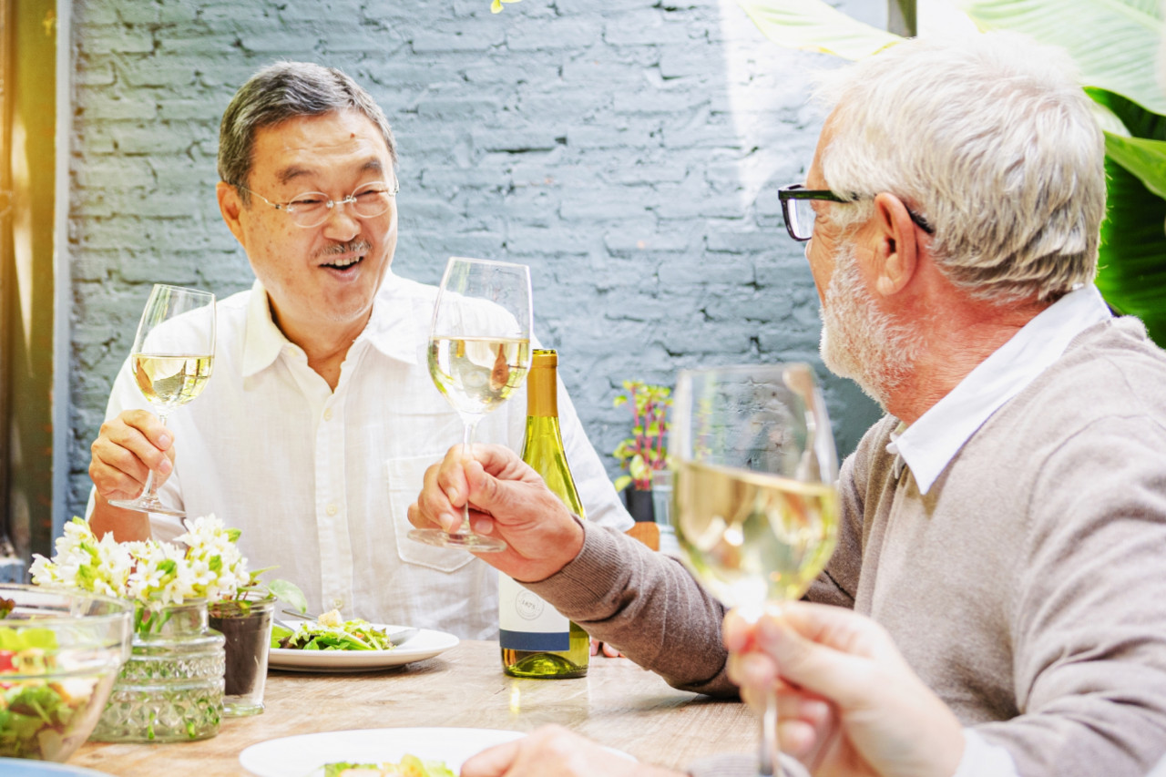 有錢卻是乞丐命？收藏千萬名酒不捨喝，病了才用棉花棒嚐味…人生沒那麼多以後：享受吧！因為你值得