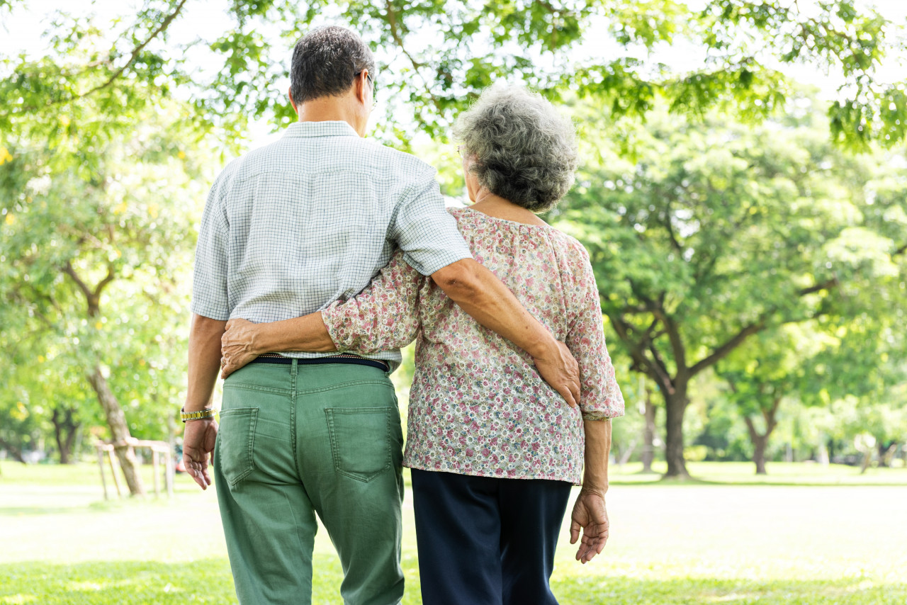 先生走後，老奶奶拿出兩只行李箱：一個替他送終，一個讓自己撐住…愛是好好道別，也準備好好生活