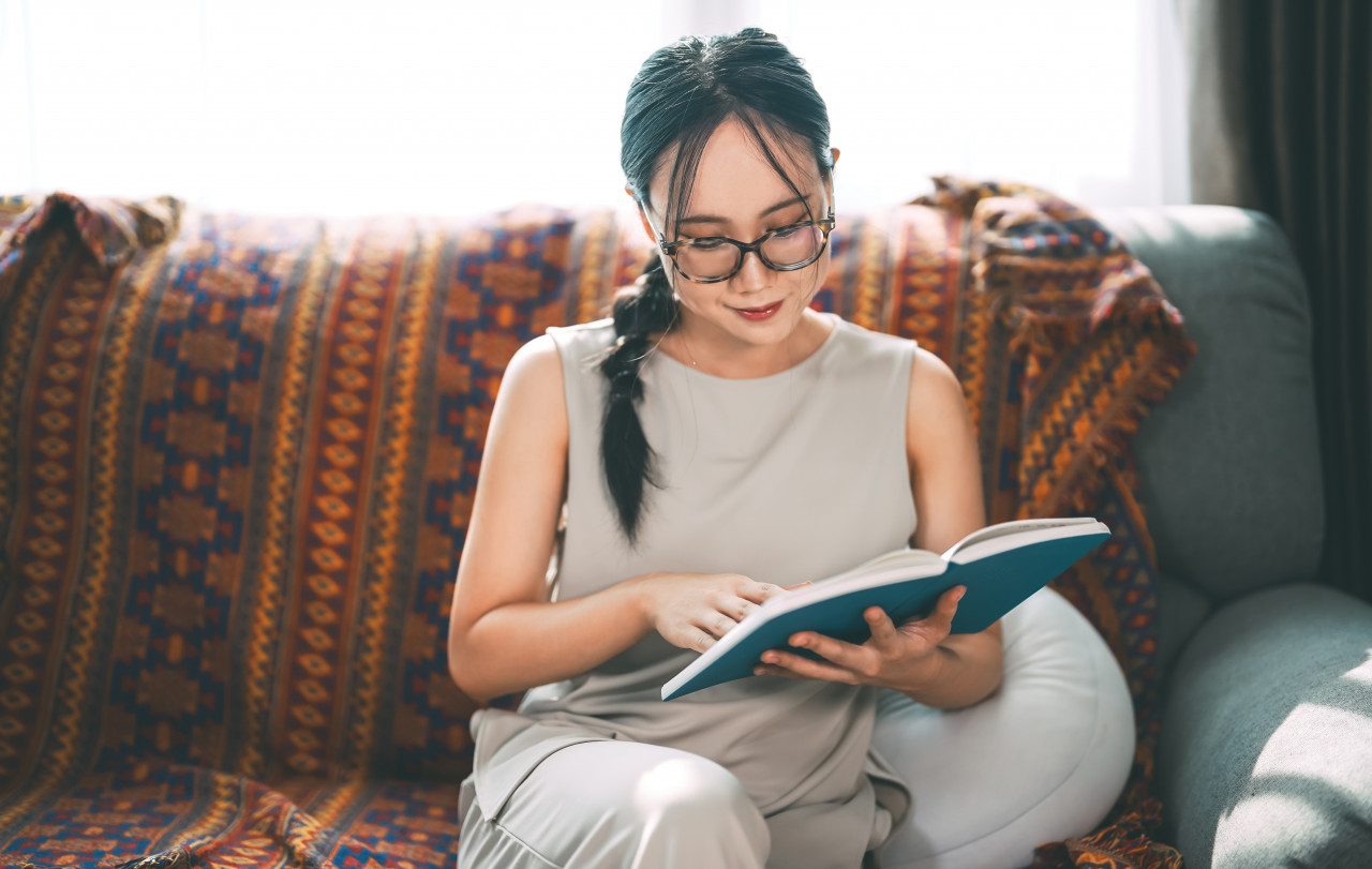 他賣宗教書不賣知識，當裝潢道具賺面子！「放排硬殼書，客人覺得你有學問」：面子才是最穩的生意