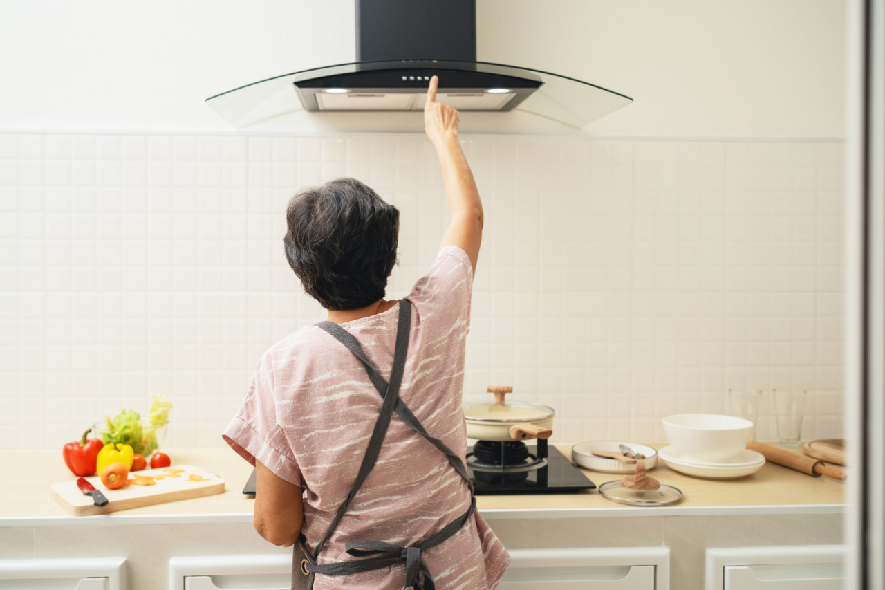 50歲重聽潮來襲！耳機、家電噪音偷走聽覺，恐加速腦退化，早期耳鳴是警訊…醫：40歲後每年檢查