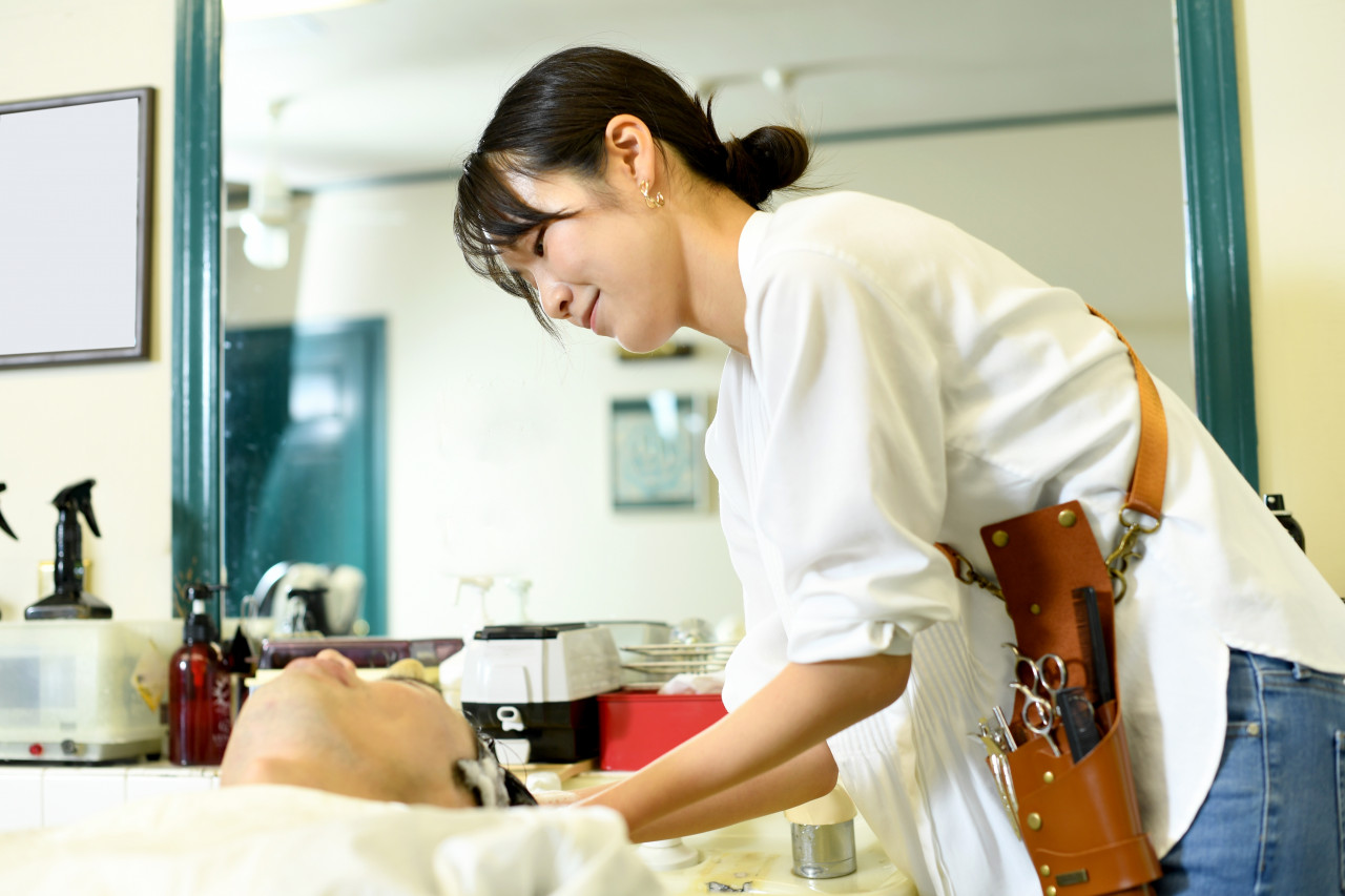 「媽說妳賺得多，土地全給弟弟！」她不爭不鬧，天天替人洗250元的頭：錢要跟著誰，真的是天註定