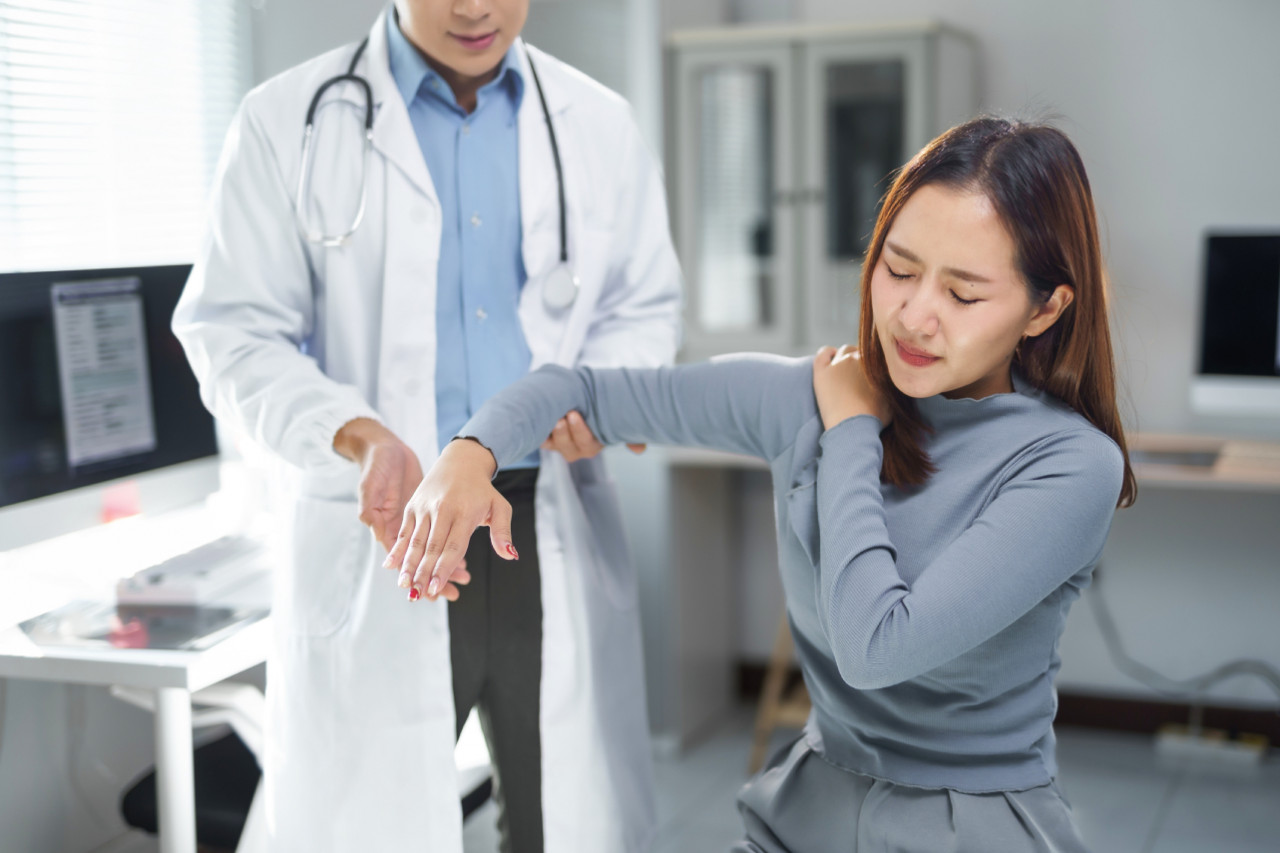 肩膀卡卡、半夜痛醒？肌腱炎、退化性關節炎…肩痛分5種：精準檢查，對症復健才有效