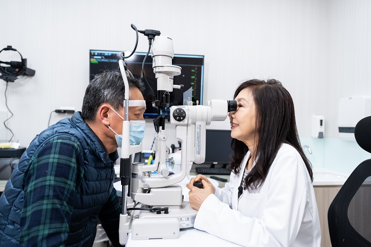 看不清就不想出門？白內障正在偷走社交與認知能力⋯手術降失智風險29％：整個人都開朗了